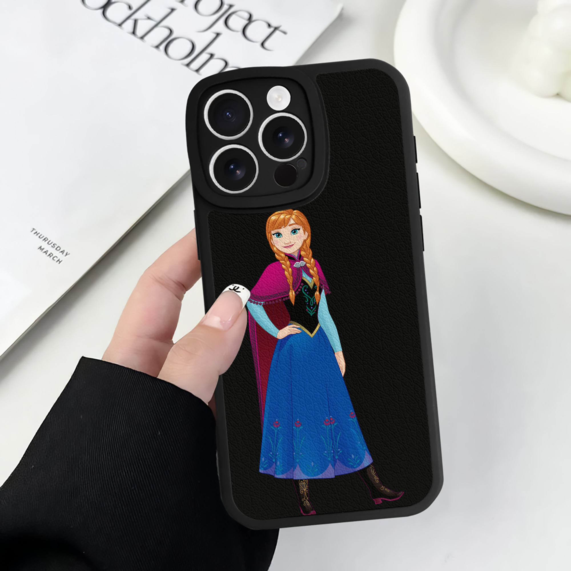 （画像用） アナと雪の女王 アンナ エルサ Frozen Anna Elsa 【iPhone 16シリーズ対応】シリコンスマホケース（レザー調） 材質：シリコン
